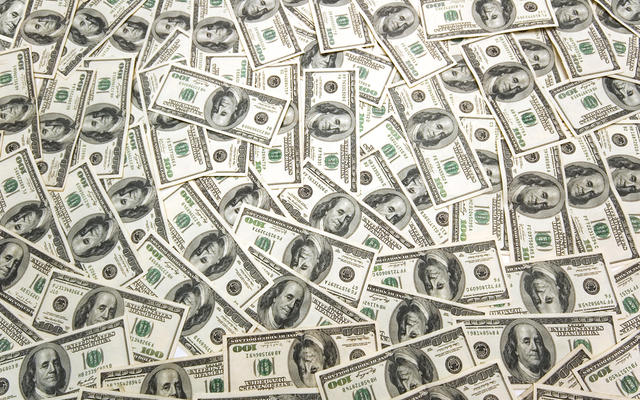 Украинцы втрое увеличили продажу валюты