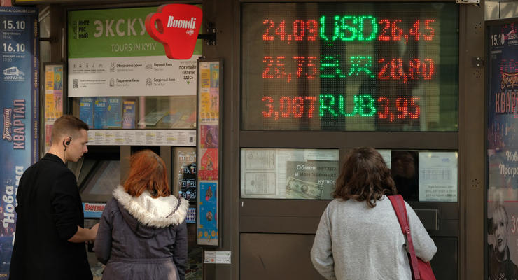 "Паника на рынках": Что будет с курсом доллара в Украине