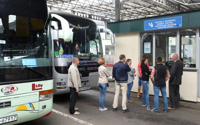 В Кабмине инициируют перевозку заробитчан наземным транспортом
