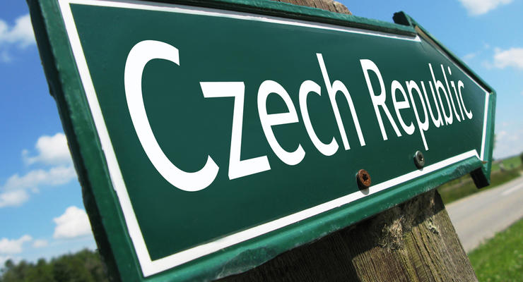 Чехия возобновляет выдачу украинцам рабочих виз