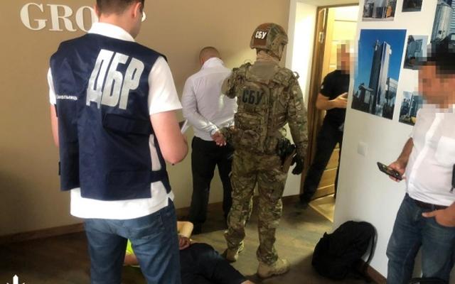 Псевдосоветник президента и "генерал СБУ" вымогали у украинца 1,1 млн грн