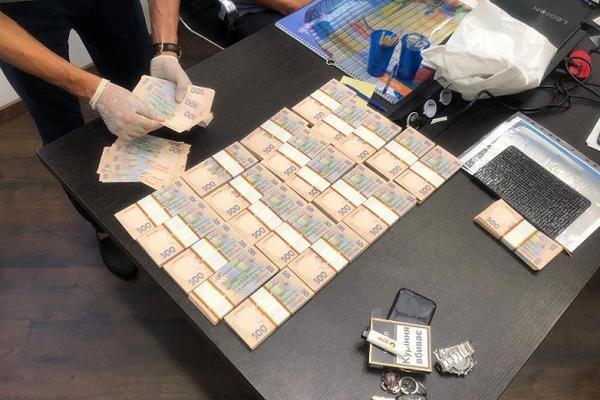 Псевдосоветник президента и "генерал СБУ" вымогали у украинца 1,1 млн грн