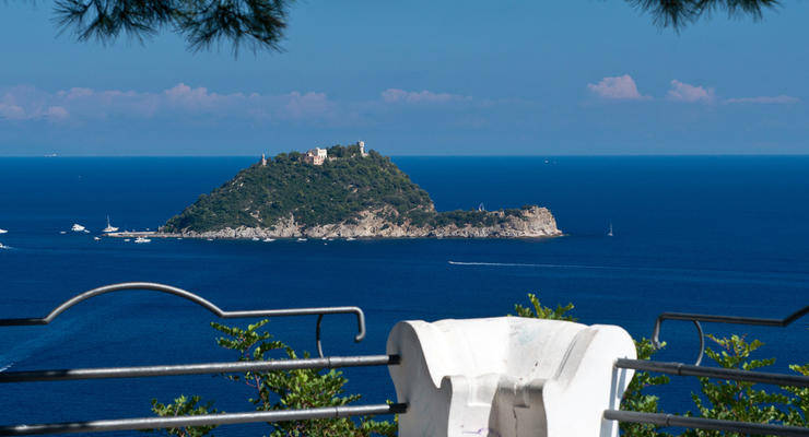 Сын украинского олигарха купил остров в Италии - СМИ