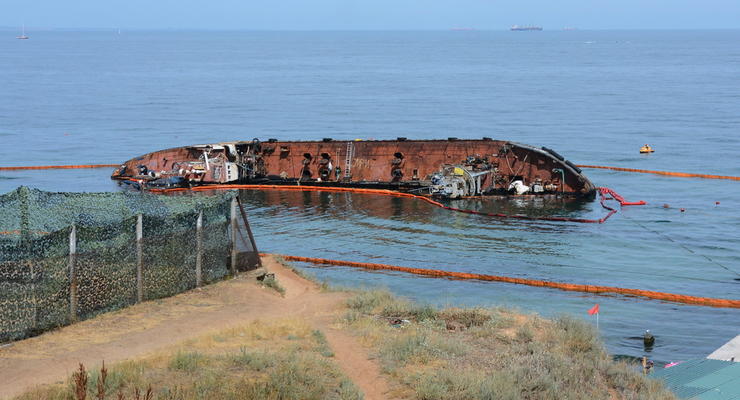 Затонувший в Одессе танкер Delfi поднимут бесплатно - Мининфраструктуры