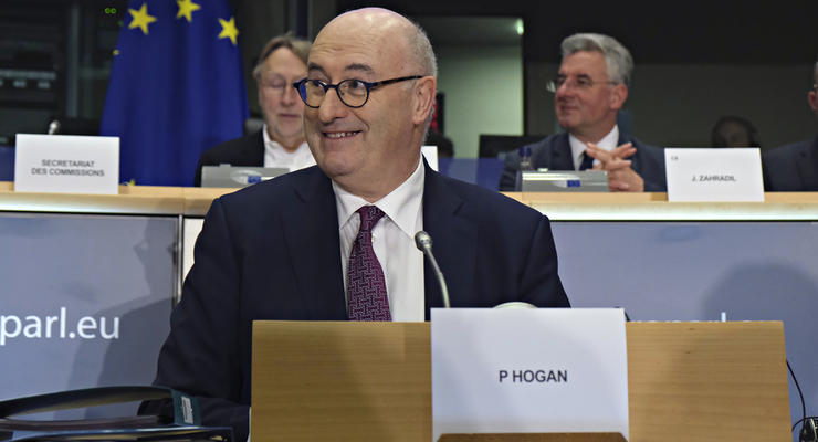 Еврокомиссар по торговле подал в отставку из-за нарушения карантина