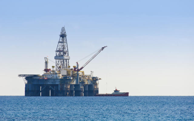 Нефть на мировых рынках ощутимо дешевеет