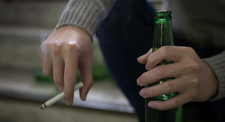 На карантине украинцы стали тратить больше на алкоголь и табак - СМИ