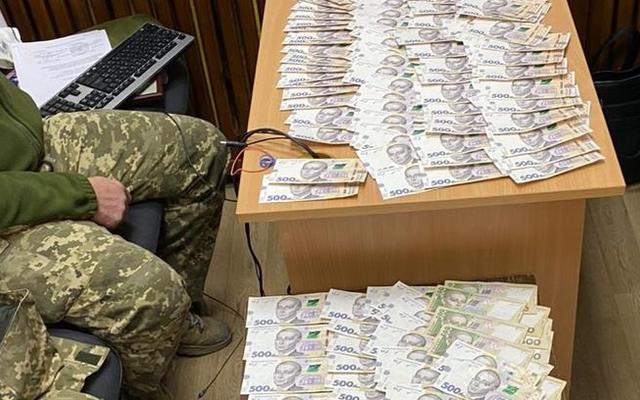 Чиновника Минобороны задержали на взятке в 400 тыс грн: Подробности