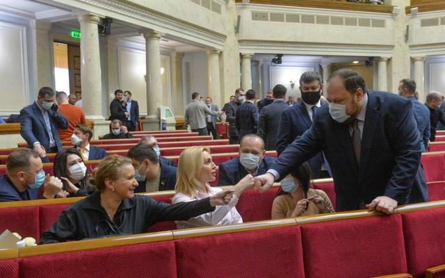 Комитет избирателей Украины обратился в НАПК по финотчетам Слуги народа и ОПЗЖ