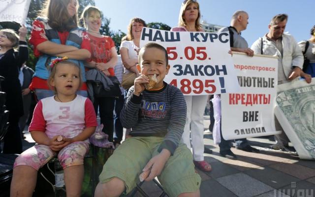 Украинцам реструктуризируют долги по валютным кредитам