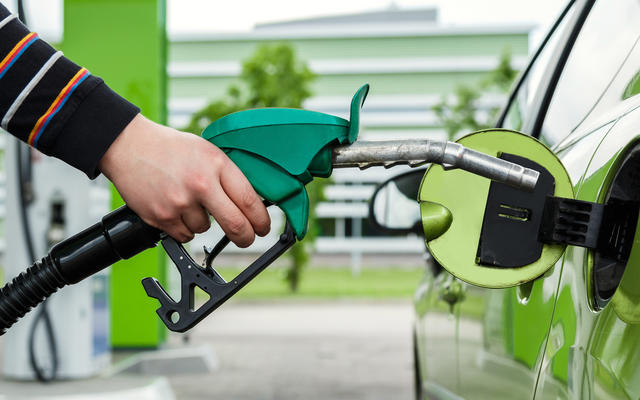 Госбюджет теряет миллиарды из-за теневого рынка нефтепродуктов, - эксперт