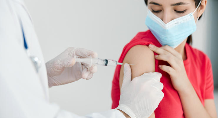 ПриватБанк запустил карты для выплаты "тысячи за вакцинацию" подросткам