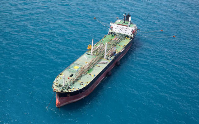 ЕС запретит страхование судов, перевозящих российскую нефть