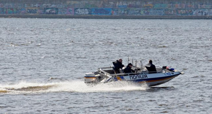 В Киеве запретили движение на моторных лодках и катерах
