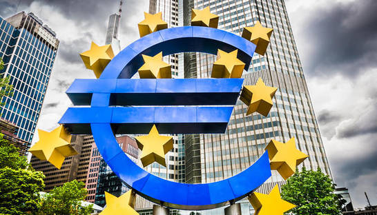 Евро стал дешевле доллара впервые с 2002 года