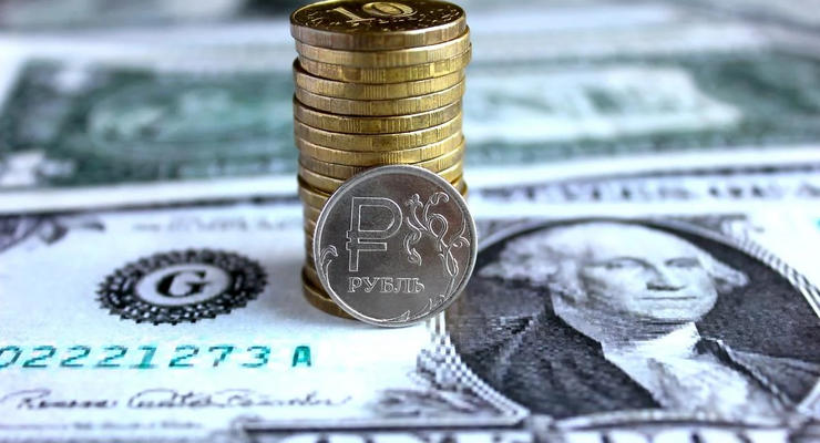 Российский рубль вошел в тройку слабейших валют мира
