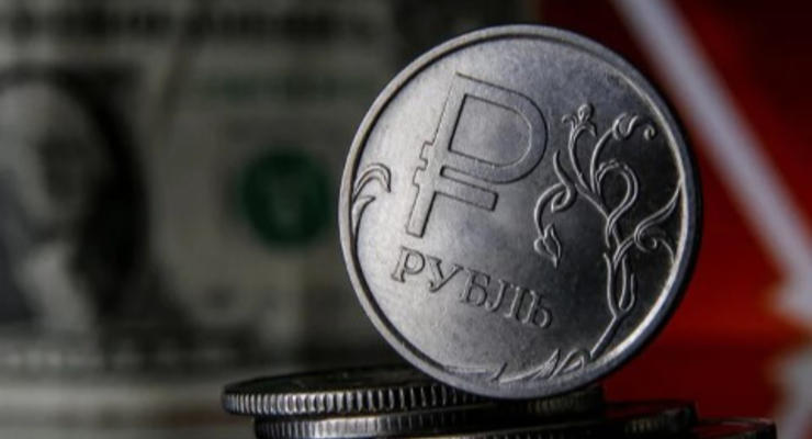 Курс рубля упал до минимума за полтора года