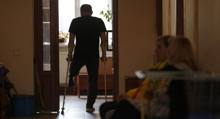 Хто з інвалідів в Україні потребує стороннього догляду