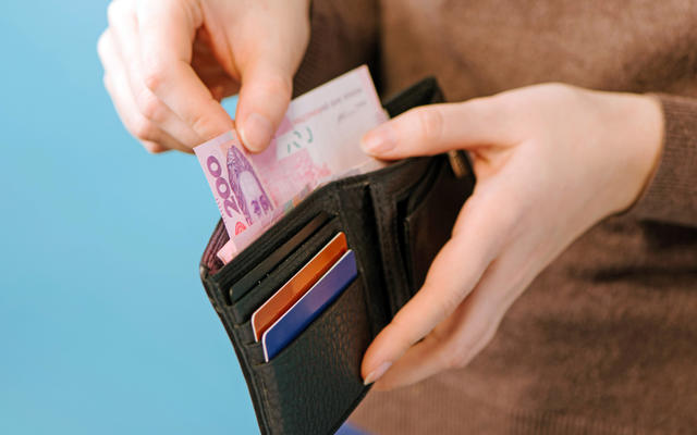 Украинцы сняли в январе со счетов рекордное количество сбережений: цифры