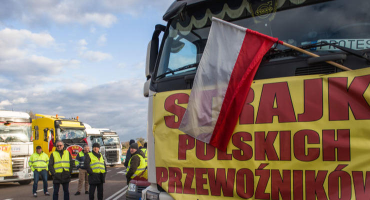 Власти Польши призвали фермеров не закрывать границу