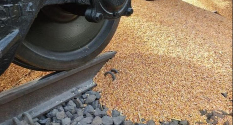 Польські фермери перекрили залізницю та висипали українське зерно
