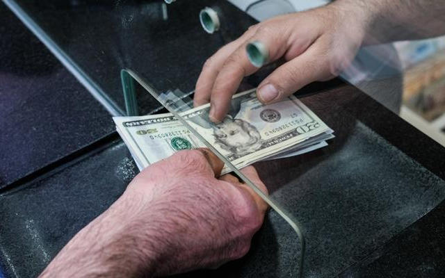Курс валют на 26.02.2024: доллар дешевеет