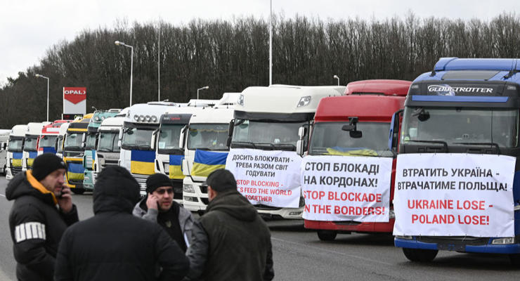 Польша продолжает блокировать движение грузовиков на границе