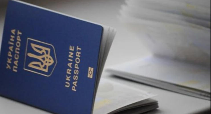 Рада узаконила выдачу загранпаспортов украинским беженцам за границей