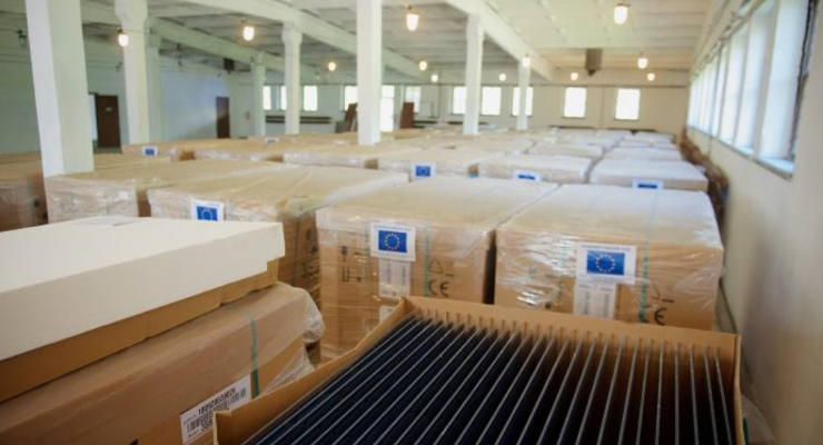 Украина получила почти 6 тысяч солнечных панелей для больниц